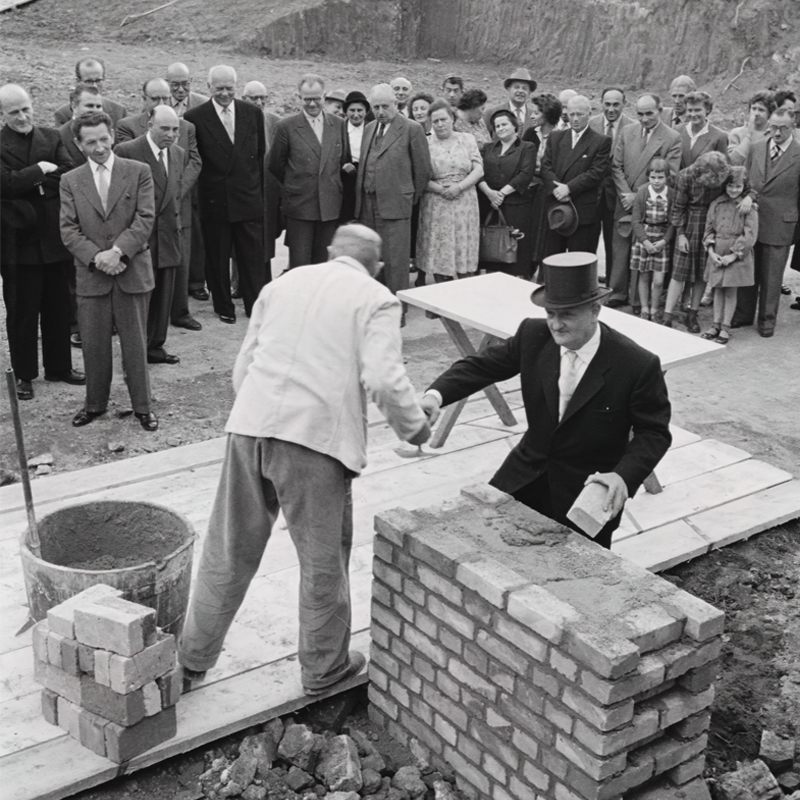 Der Vorsitzende der jüdischen Gemeinde Dortmund, Siegfried Heimberg (rechts), legt am 2. August 1955 einen Stein des Gebäudes der neuen Synagoge (Foto: Stadtarchiv Dortmund)