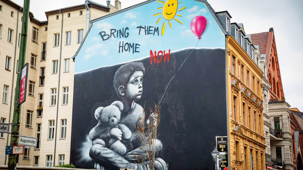 Graffiti in der Oranienburger Straße in Berlin-Mitte ca. 400 Meter von der Neuen Synagoge Berlin, von Benzi Brofman „Bring them home now“. Foto: Marco Limberg