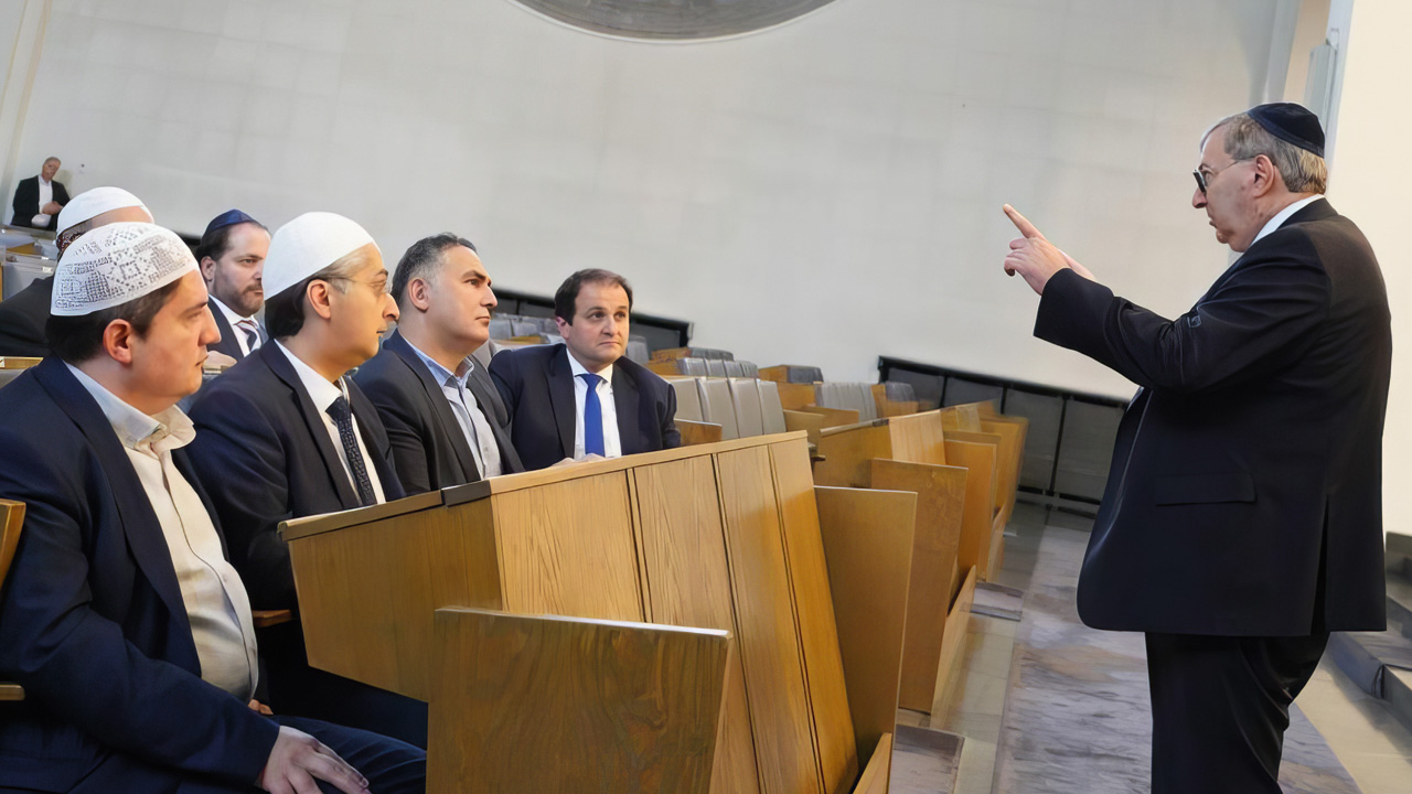 Представители четырех мусульманских организаций слушают Авраама Лерера (справа), председателя конгрегации, в синагоге Кёльна