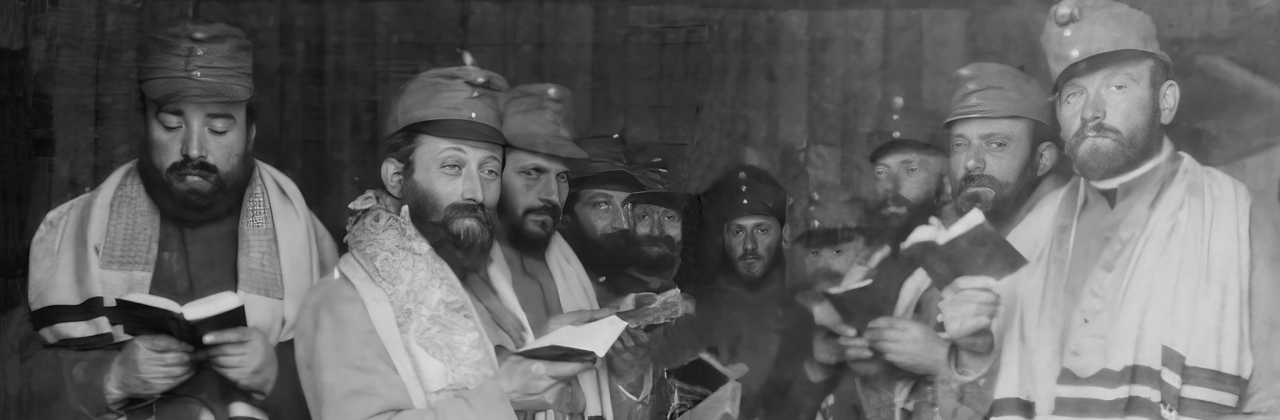 Kalman Bresser ein Onkel des Recklinghäuser Oskar Jäckel beim Minjan in einem Gefechtsunterstand. Foto: Archiv F.-J.Wittstamm