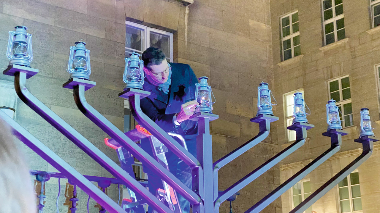 Bürgermeister Thomas Eiskirch zündet die Chanukka-Kerze an