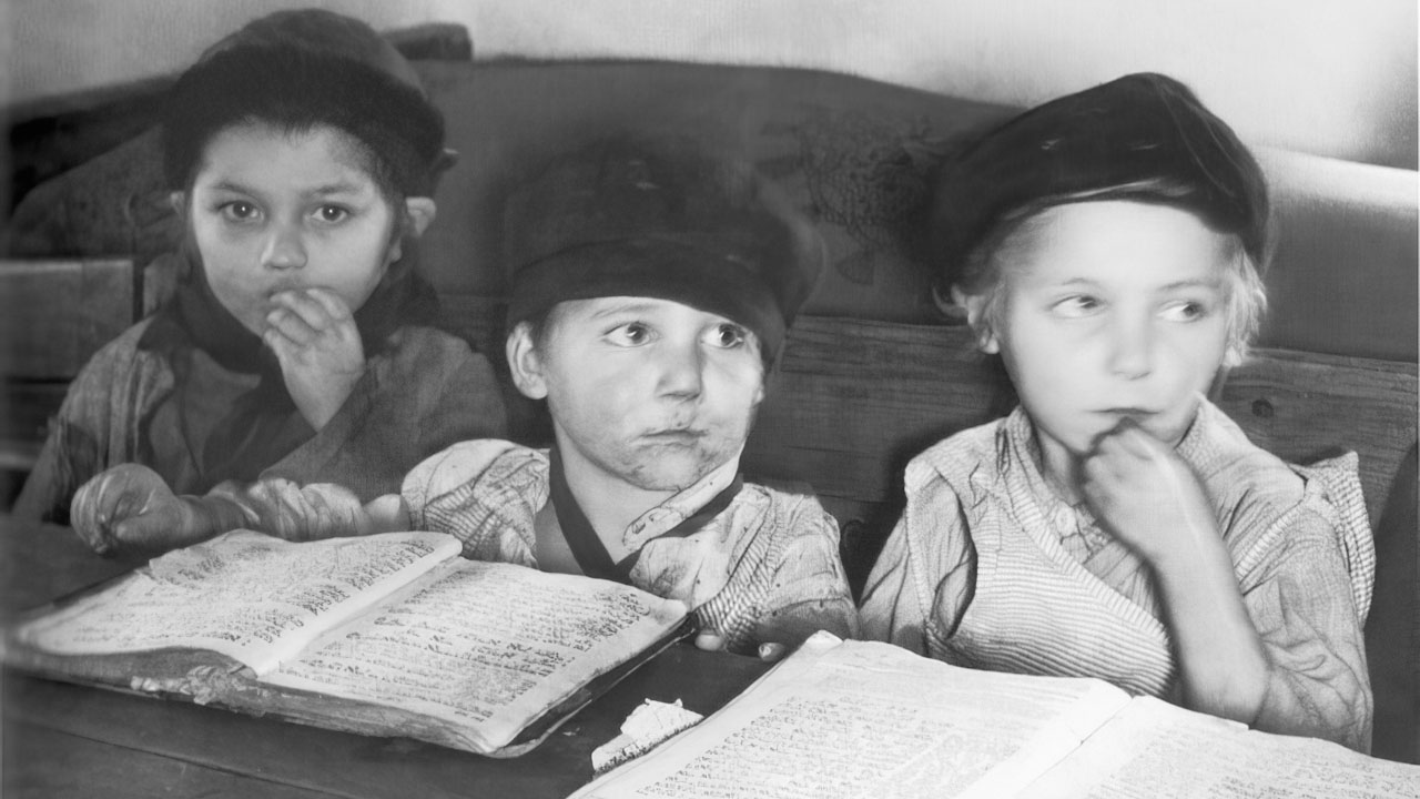 Drei Buben lernen im Cheder. Polen, 1936. Foto von Roman Vishniac