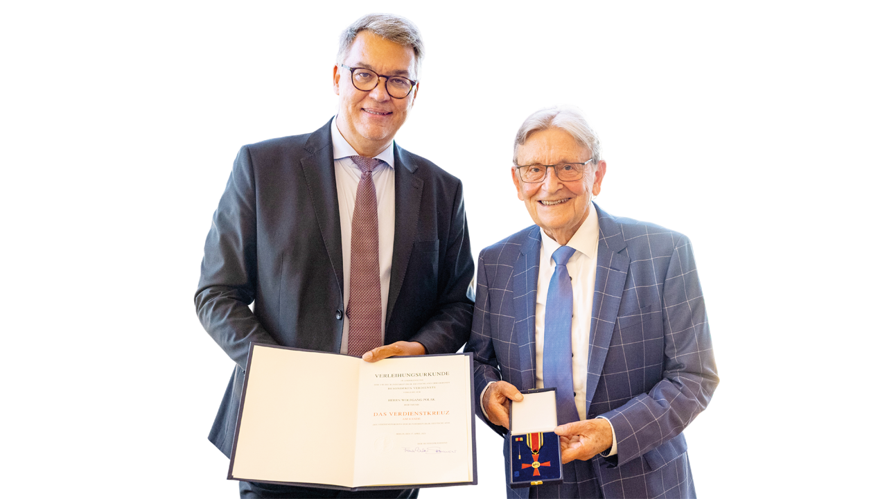 Бургомистр города Дортмунда Томас Вестфаль вручил Вольфгангу Полаку Федеральный крест «За заслуги» от имени федерального президента
