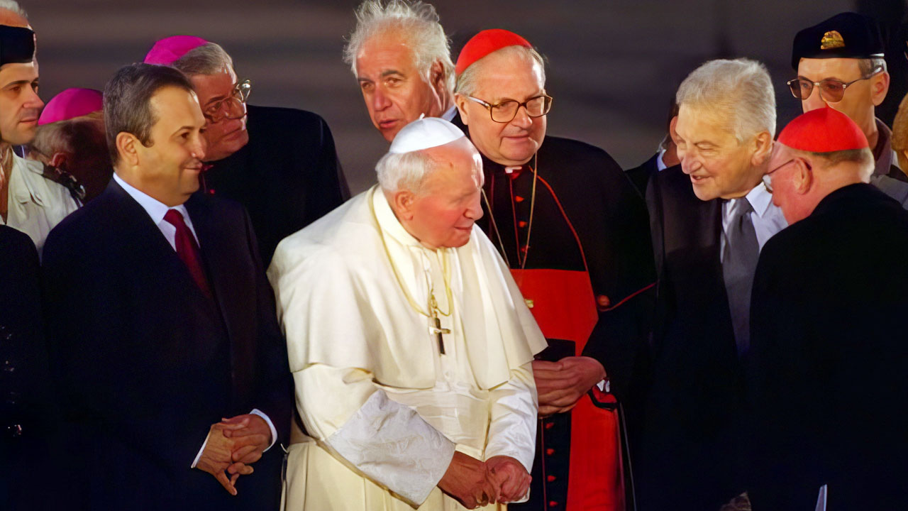 Der damalige israelische Ministerpräsident Ehud Barak und Papst Johannes Paul II im Flughafen Ben Gurion