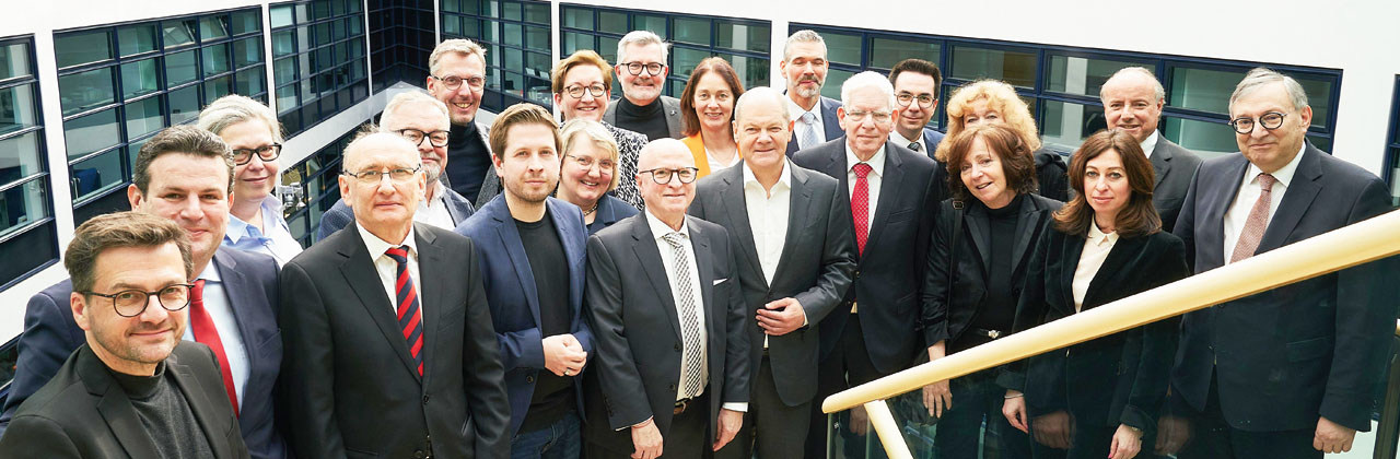 An dem Gespräch nahmen für den Zentralrat der Juden der Präsident Dr. Josef Schuster, die Vizepräsidenten Abraham Lehrer und Mark Dainow, sowie die Präsidiumsmitglieder Daniel Neumann, Bianca Nissim, Grigory Rabinovich, Harry Schnabel, Vera Szackamer, Barbara Traub und der Geschäftsführer Daniel Botmann teil. Das SPD-Präsidium war vertreten durch die Vorsitzenden Saskia Esken, Bundeskanzler Olaf Scholz, die stellvertretenden Vorsitzenden Klara Geywitz, Anke Rehlinger, Serpil Midyatli und Hubertus Heil, die Verantwortliche für Europa Katarina Barley, Generalsekretär Kevin Kühnert, Dietmar Nietan, Thomas Kutschaty, Jessika Wischmeyer, Lars Castelluci, Katja Mast. Foto: Gregor Zielke / Zentralrat der Juden in Deutschland