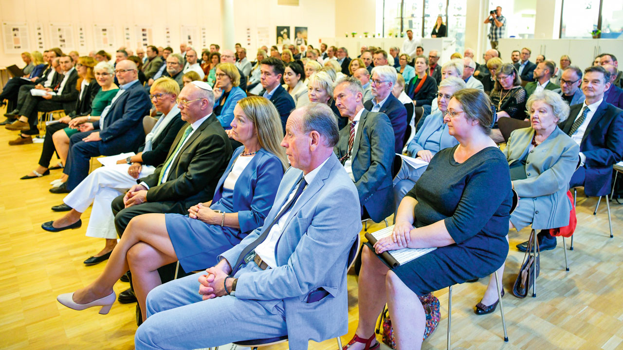 Около 160 гостей пришли почтить память госпожи Нойвальд-Тасбах и попрощаться с ней в зале Курта Нойвальда